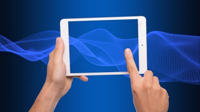 【DXコラム】「権威主義」がDXを止める？紙に宿る“権威”とタブレットの“無権威”をめぐって